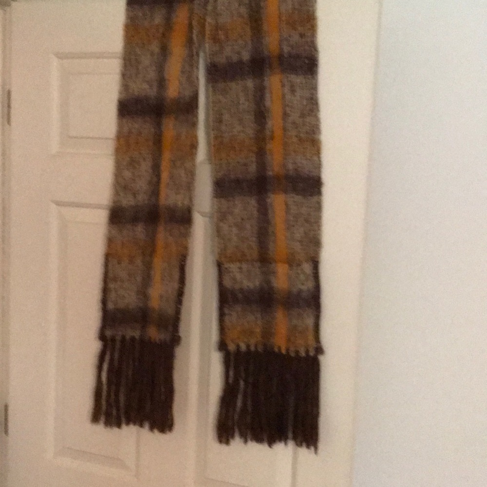 Irish wool scarf with pockets
